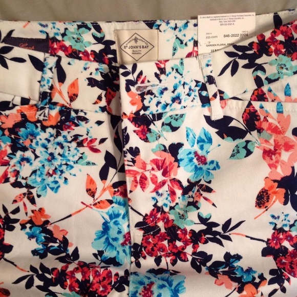 NWT Floral Capris Size 2 - Picture 2 of 5